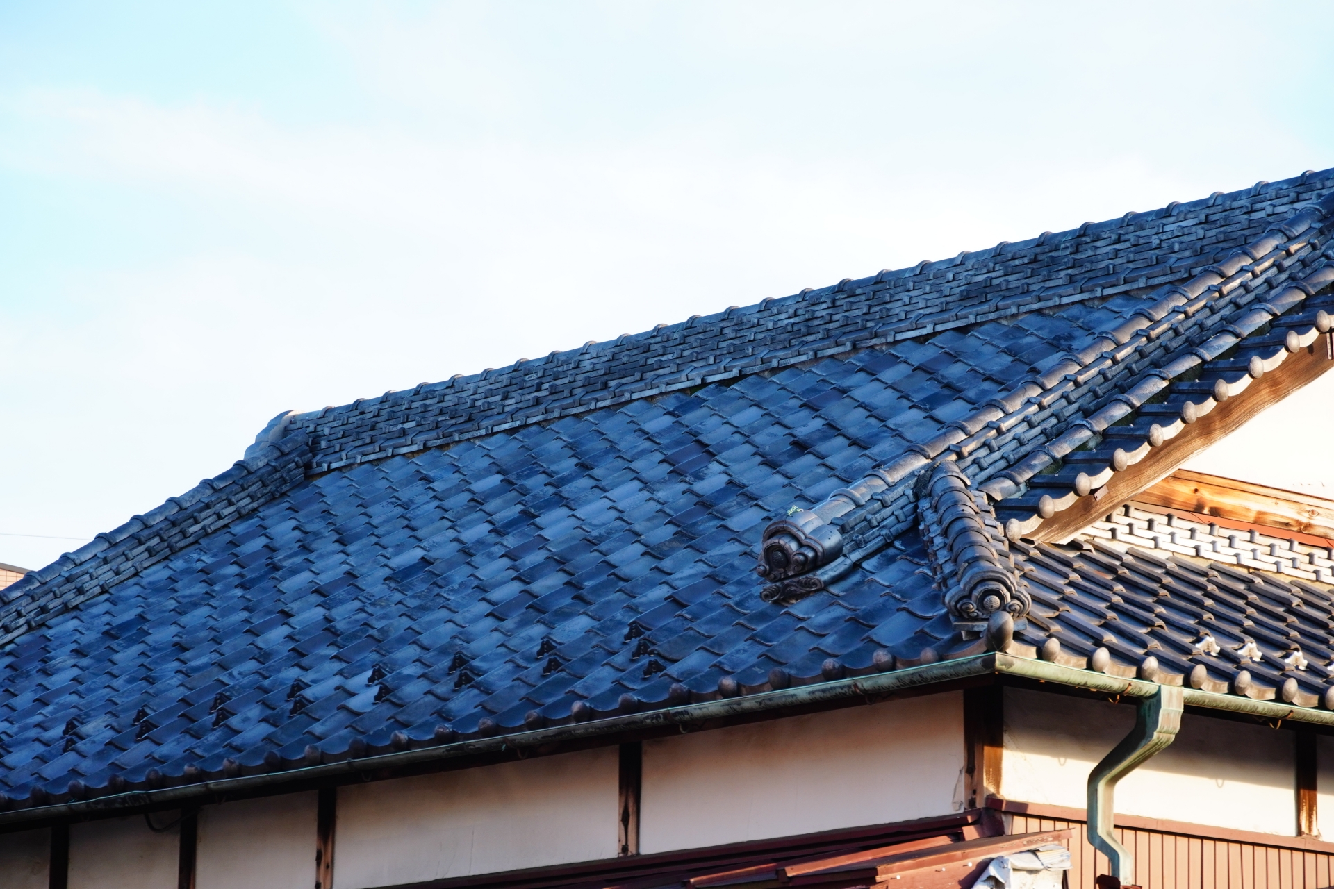 「塗装できない瓦」のメンテナンスは？愛媛県・松山市・松前町・伊予市の瓦屋根について解説します！